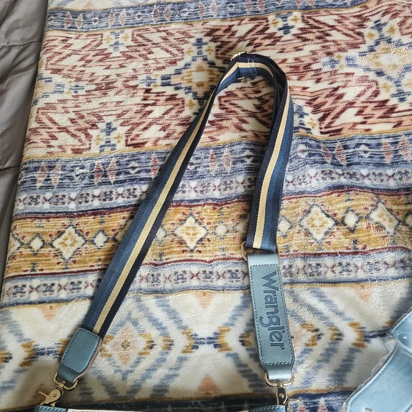 WRANGLER Like New Colorblock Cross Body 2-in-1Leather Purse/Bag Blue/white (348) - Picture 7 of 16